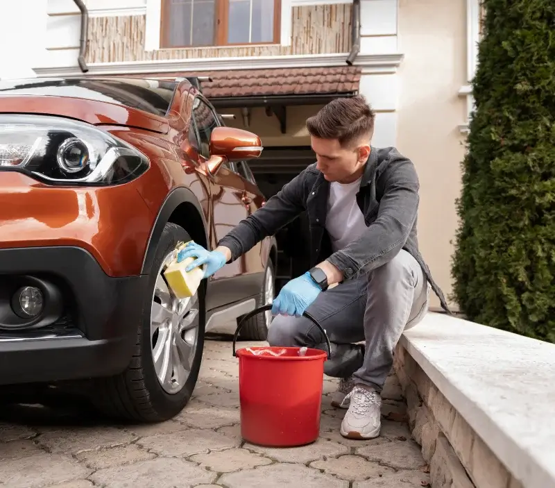 Lavage auto à domicile Labruyère : professionnel intervenant sur un véhicule